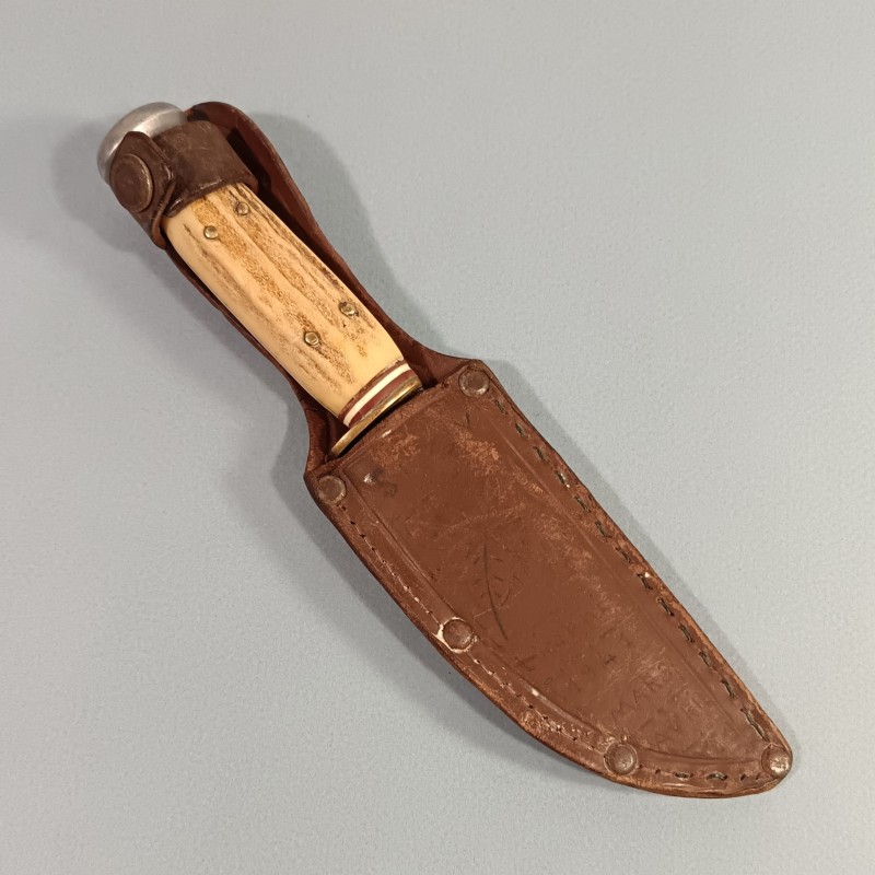 COUTEAU SABATIER SCOUT GUIDE AVEC NOM D'UNE FILLE NOMBREUX ECRITURES ET DATE 1941 SUR LE FOURREAU